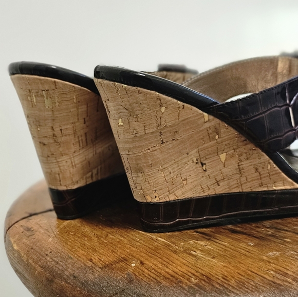 Sofft brown leather wedges, faux alligator skin. Size 7.5 - Picture 3 of 10